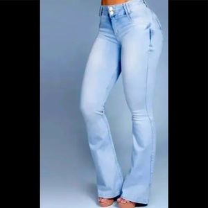 Size small Flamingo jeans only tried on brand new, was too small for me! Fit 2-6